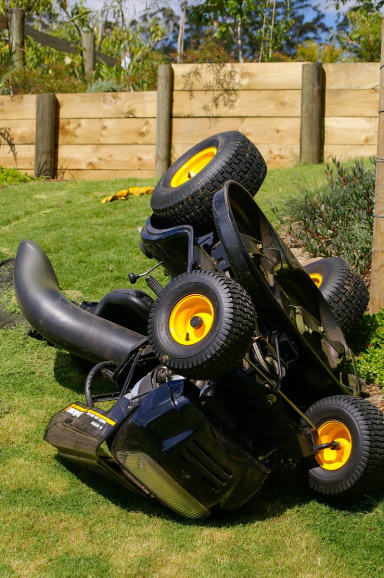 10 Best Riding Lawn Mower For Hills: Reliable & Effective Brands To Take Care Of Your Yard 2022